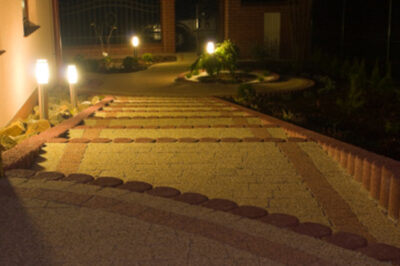 Beleuchteter Treppenaufgang im Vorgarten