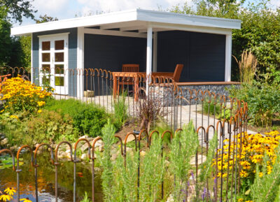 Geplegter Rasen mit Pflanzenbeeten.