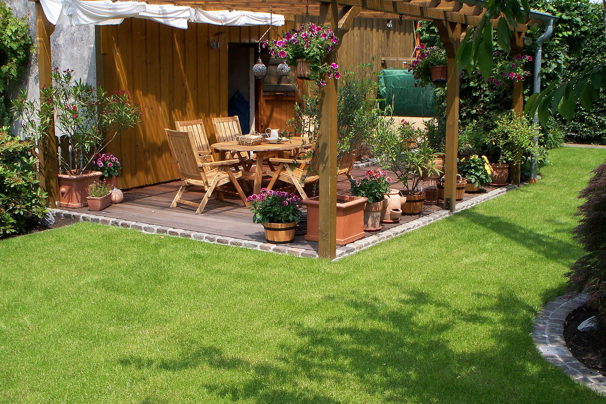 Pergola und Holzterrasse