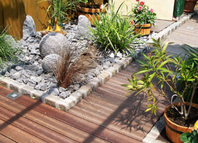 Weggestaltung im Garten mit Holzdielen