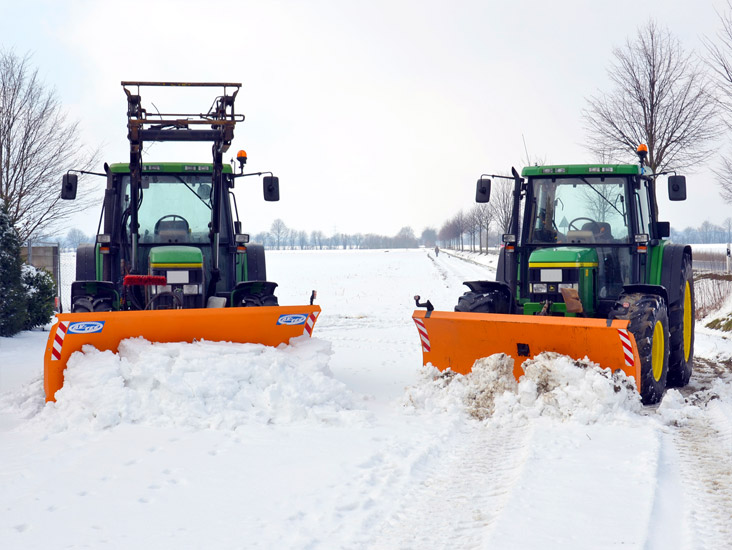 Winterdienst - Traktoren mit Räumschild